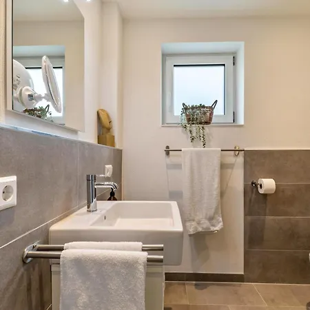 3 Parkside Apartment *